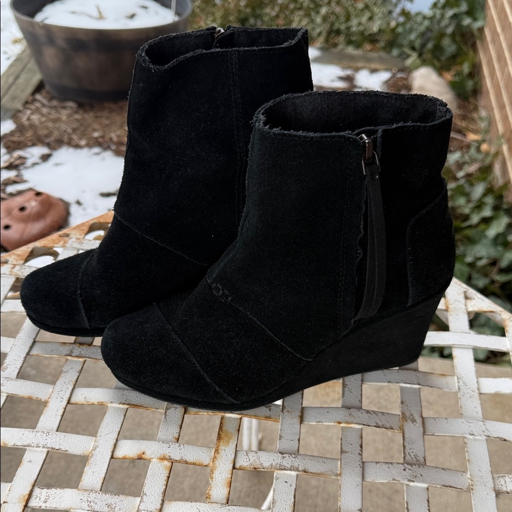 Tom’s NWOB Black Suede Wedge Ankle Boots